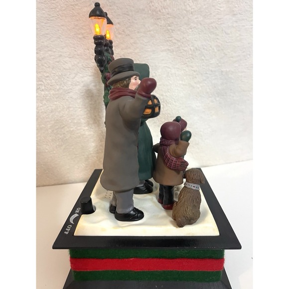 VINTAGE Holiday Creations Dickens Family Carolers Scene 1993 MUSIC & LIGHTS WORK - Picture 4 of 9